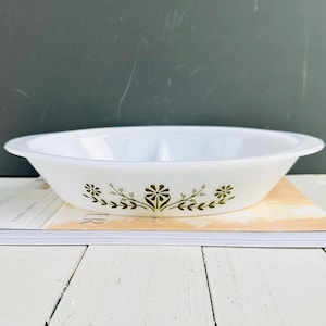 Cazuela Glasbake J2352 vintage con compartimentos y estampado floral verde.