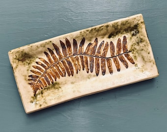 Vintage keramisk ormbunkebricka botanisk keramik serveringsbricka handgjord skogsdekor naturinspirerad rektangulär skål