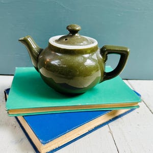 Vintage olijfgroen steengoed theepot kleine keramische theepot rustieke boerderij Cottagecore keukendecor