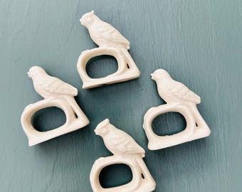 Set di 4 anelli portatovaglioli vintage in porcellana bianca con decorazione a uccellino di Ardalt Japan.