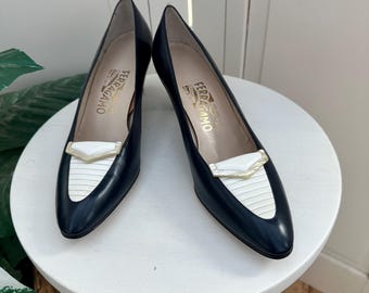 Vintage Salvatore Ferragamo Black White Leather Pumps Size 9.5 Narrow Width AAAA Made in Italy Mod Designer Heels Ferragamo Shoes