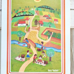 Puede incluir: Una ilustraci&oacute;n colorida de un pueblo con casas, &aacute;rboles y un r&iacute;o. Las personas est&aacute;n pescando, haciendo jardiner&iacute;a y teniendo un picnic. El texto "Sun Valley" est&aacute; en la parte inferior de la imagen.