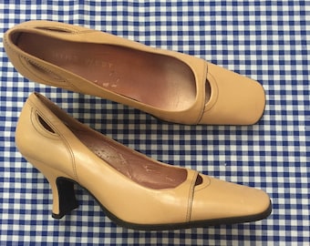 Vintage 1990s Nine West Tan Leather Pumps Square Toe Kitten Heels Minimalist Office Shoes Size 6.5