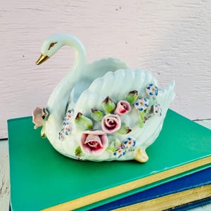 Jardinière cygne vintage en porcelaine, appliques de roses, cache-pot européen en céramique, décoration Cottagecore, jardinière rose rose, décoration de vanité romantique