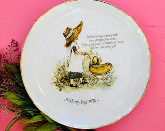 Mother's Day 1974 Holly Hobbie Collector Plate - American