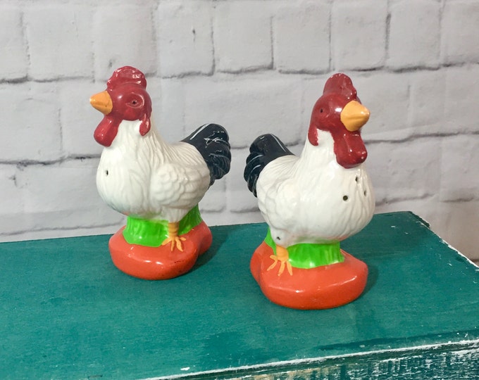 Vintage Mid Century Rooster Salt and Pepper Shakers, Ceramic Rooster Chicken Kitchen Decor, 1950s Red and White Vintage Kitchenware