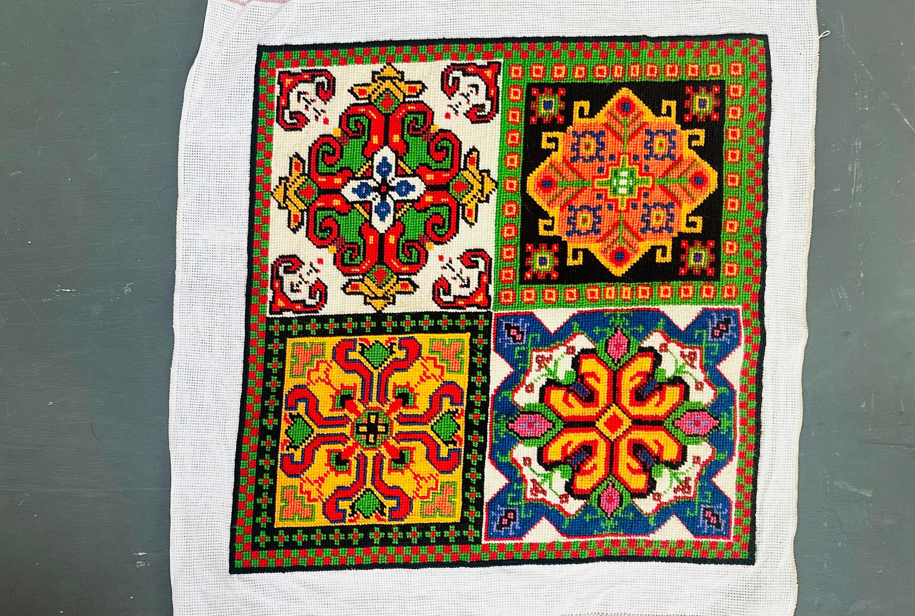ヨーロッパアート　額縁セット　NEEDLEPOINT Vintage Vintage Folk Art Scandinavian Style Needlepoint Framed