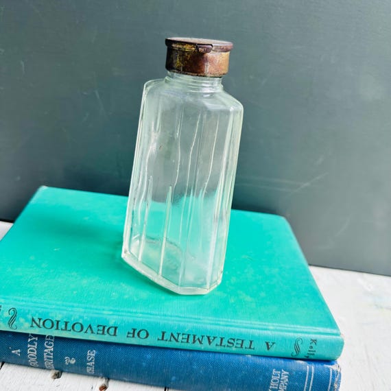 Vintage 1920s Houbigant Face Powder Shaker Bottle | Art Deco Vanity Talc Bottle | Antique French Perfume Vanity Decor View 2
