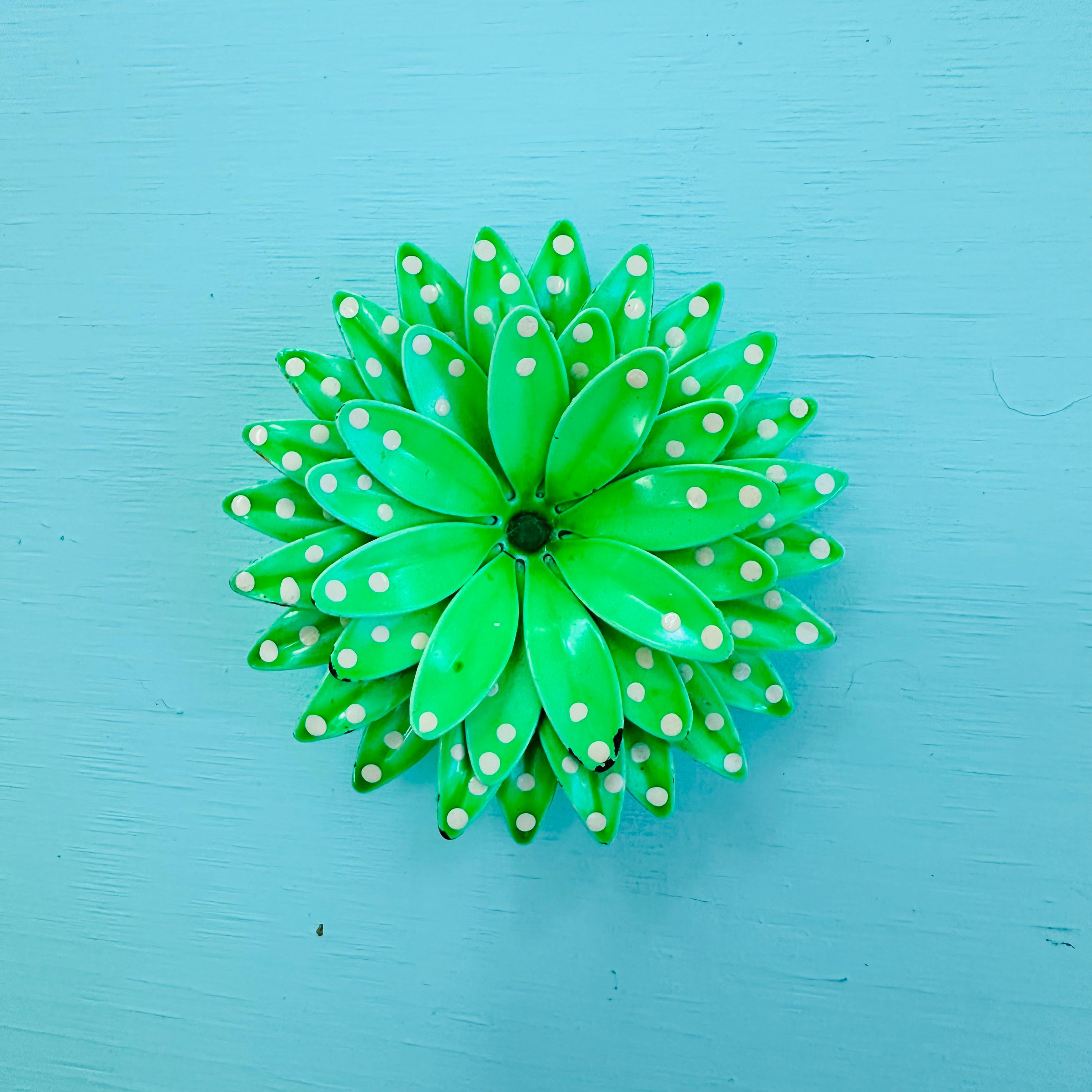 1960's　レトロ　ポップ　グリーン　フラワー　バブル　ポール　ラック Vintage 1960s Green Polka Dot Enamel Flower Brooch Layered Metal
