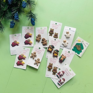 Lote de botones navideños antiguos La Mode JHB International Osos Papá Noel Reno Hombres de jengibre Niñas de jengibre Ángeles Botones campestres