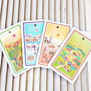Puede incluir: Cuatro tarjetas ilustradas coloridas que representan las cuatro estaciones. Cada tarjeta presenta una estaci&oacute;n diferente con una variedad de actividades y detalles. Las tarjetas son rectangulares y tienen esquinas redondeadas.