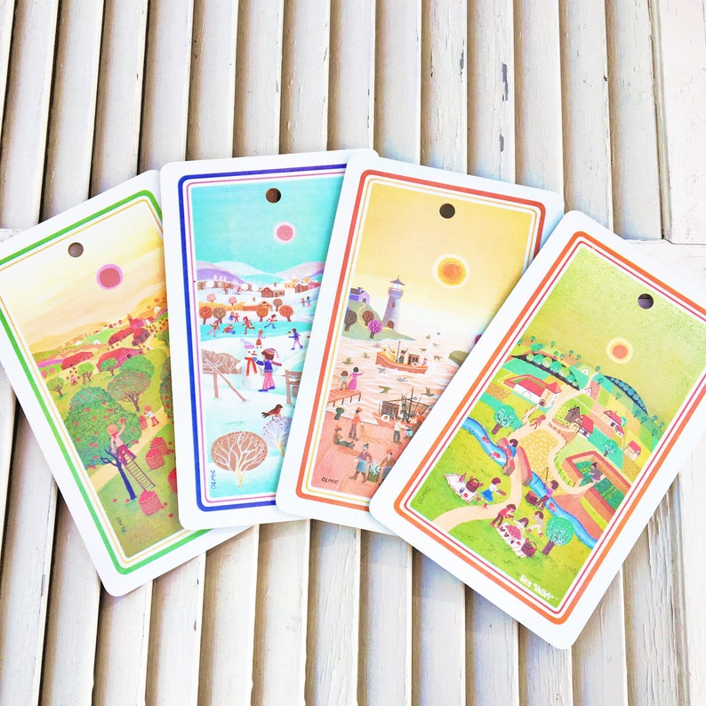 Puede incluir: Cuatro tarjetas ilustradas coloridas que representan las cuatro estaciones. Cada tarjeta presenta una estaci&oacute;n diferente con una variedad de actividades y detalles. Las tarjetas son rectangulares y tienen esquinas redondeadas.