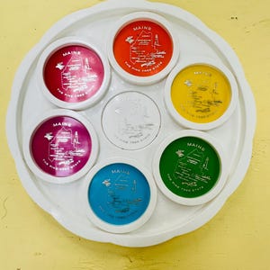 Posavasos vintage de Maine, posavasos de viaje de recuerdo de Maine vintage, juego de posavasos de recuerdo de plástico, posavasos de mapa de Maine vintage colores del arco iris