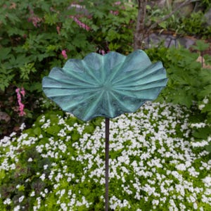 Lily Leaf Birdfeeder Dish on Garden Stake