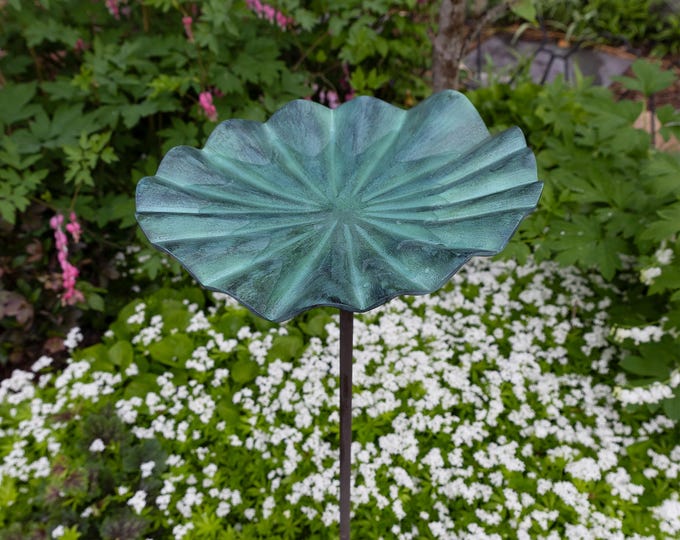 Lily Leaf Birdfeeder Dish on Garden Stake