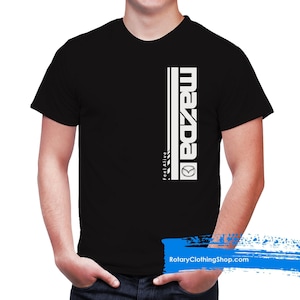 Puede incluir: Camiseta negra con un gráfico vertical blanco del logotipo de Mazda y el texto "Mazda" y "Feel Alive".