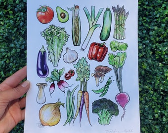 Puede incluir: Una ilustración colorida de diversas verduras y frutas, incluyendo un tomate rojo, un aguacate verde, maíz amarillo, puerros verdes, calabacín verde, espárragos verdes, lechuga verde, ajo blanco, pimiento rojo, perejil verde, champiñones marrones, rábanos rojos, zanahorias naranjas, guisantes verdes, berenjena morada, remolacha morada, cebolla blanca y brócoli verde. La ilustración está firmada "Elizha_Hill".