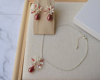 white flower necklace earring set, Mother-of-pearls Red-white jewellery set, Bridal necklace and earring, flower cluster