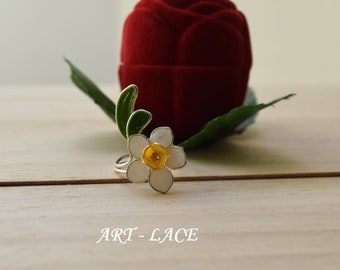 Summer gift for girlfriend, Adjustable Daffodil finger ring, white flower ring openable, wire resin, unique handmade gift, wire wrapped