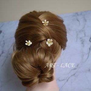 プルメリアのヘアピン、アイボリーのミニプルメリアのヘアクリップ、女の子へのプレゼント、白い花のピン、ブライダルフラワークリップ、ハワイアン、女の子へのお返しのプレゼント