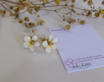 Clous d'oreilles frangipanier dorés, boucles d'oreilles fleurs délicates en plumeria, fleur blanche, petite boucle d'oreille hawaïenne, mini boucle d'oreille de fille de fleur en plumeria