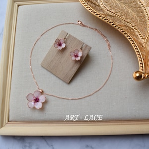 ローズゴールドの桜/サクラネックレス、サクライヤリング、ミニマリストブライダルジュエリーセット、ピンクの花のクリップオンイヤリング、女性への春のギフト