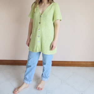 Haut en tricot des années 90 vert citron / cardigan ample en tricot d&#39;été à manches courtes / boutons en nacre pastel surdimensionné grand moyen