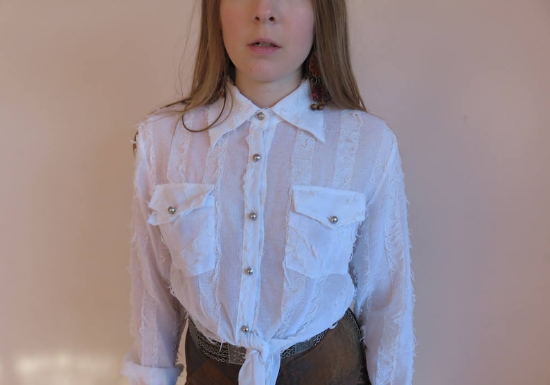 WESTERN Tie Up Crop Sheer Shirt Textured Fray Fringe White Long Sleeve Button Up Top Pockets Size 8-10 Small
