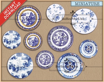 Op de afbeelding: Een verzameling van negen miniatuurbordjes met blauw-witte patronen, waaronder wilgenmotieven, bloemendesigns en figuren. De bordjes variëren in grootte en randafwerking, sommige met gouden randen. De tekst MINIATURE is zichtbaar op de afbeelding.