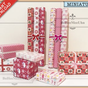 Carta da regalo rosa in scala 1:6 e 1/12. Casa delle bambole. Set di 6 miniature con download stampabile istantaneo. Con fiocchi e nastro.
