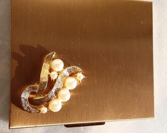Vintage Gold Tone Powder Compact/Mirror with Raised Ribbon Twists and Faux Peral Design