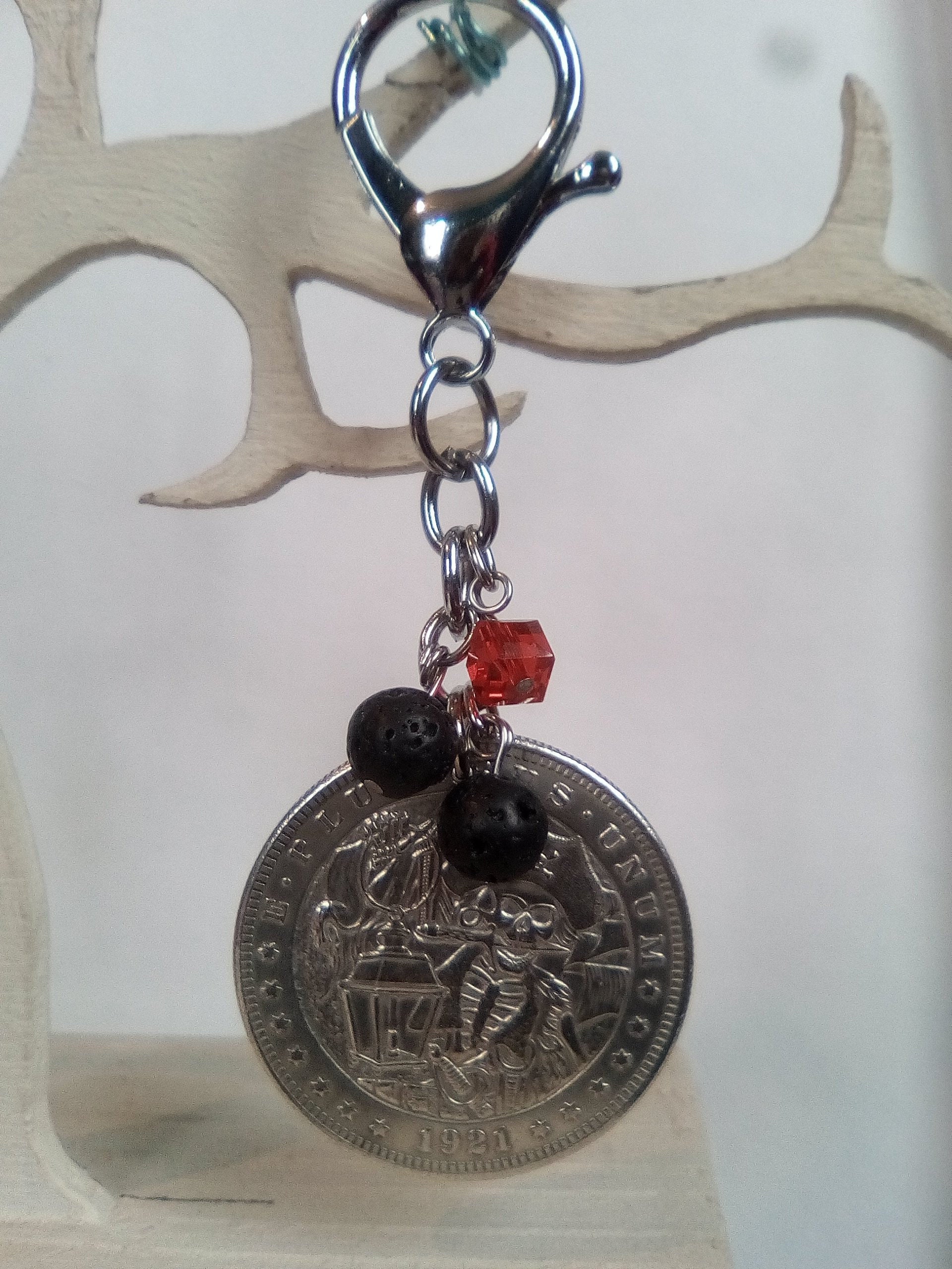 海賊ランタンをモチーフにした1ドルUsaモルガンコインのキーホルダーレプリカ。