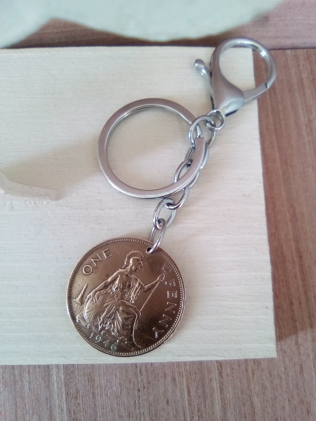 1946年イギリス1ペニーコインのキーホルダーです。