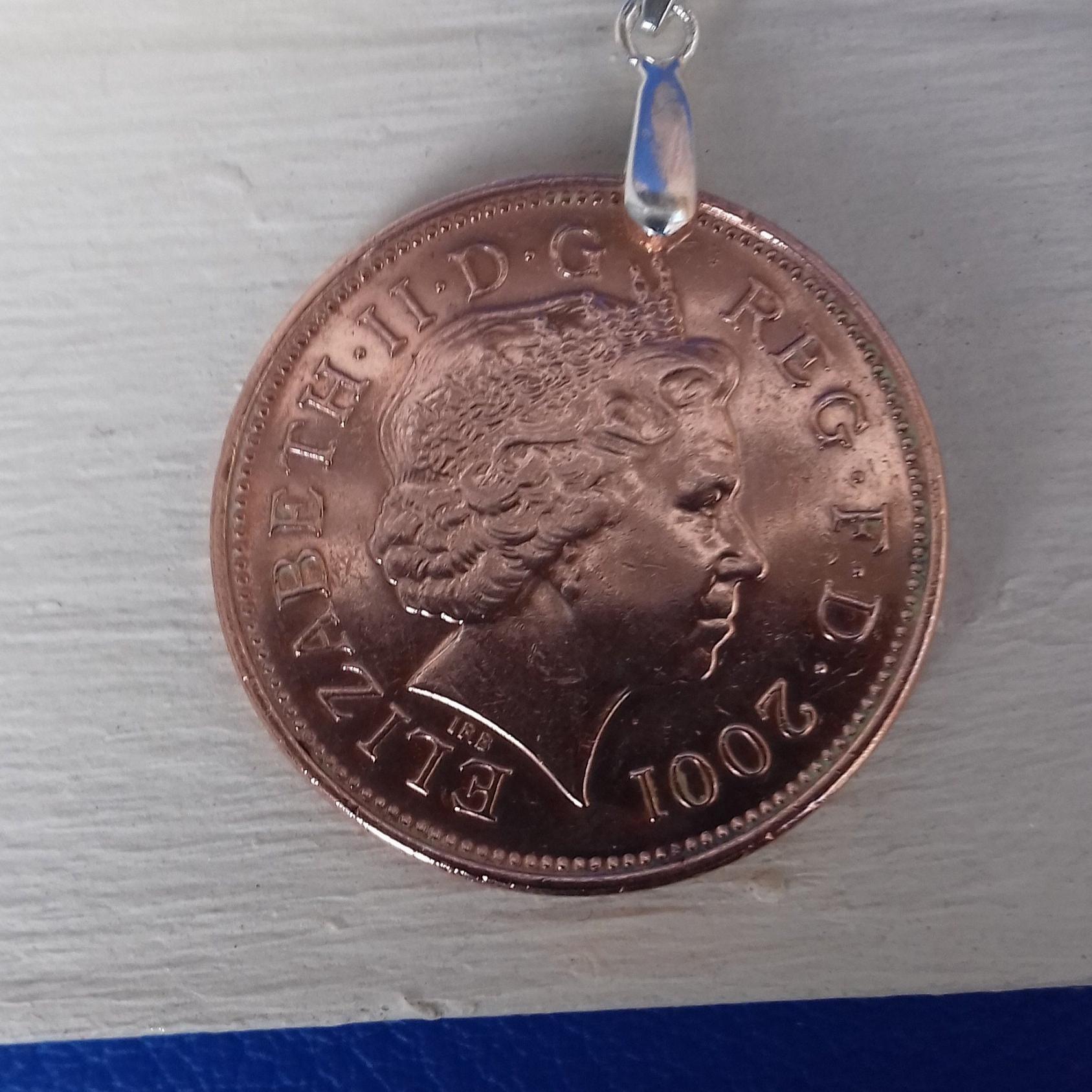 英国女王エリザベス 2 世の肖像が刻まれた 2 ペンス コイン メダリオン、925 スターリング シルバー製。