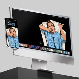 Op de afbeelding: Een desktopcomputer en smartphone tonen een cartoonillustratie van een persoon in een lichtblauw shirt met de tekst "ABNAM". De telefoon toont de tijd 21:35. Het computerscherm heeft een zwarte achtergrond.