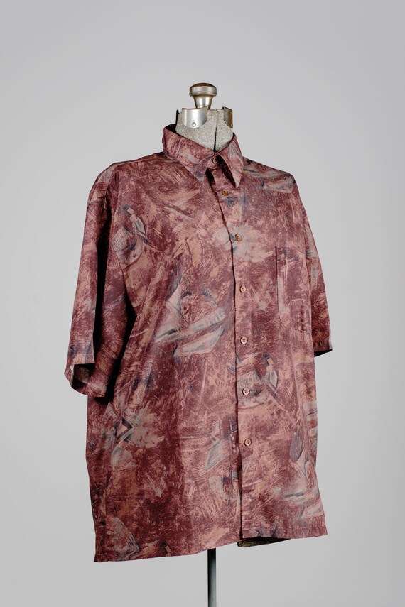 Abstract short-sleeved shirt. Vintage abstract pat