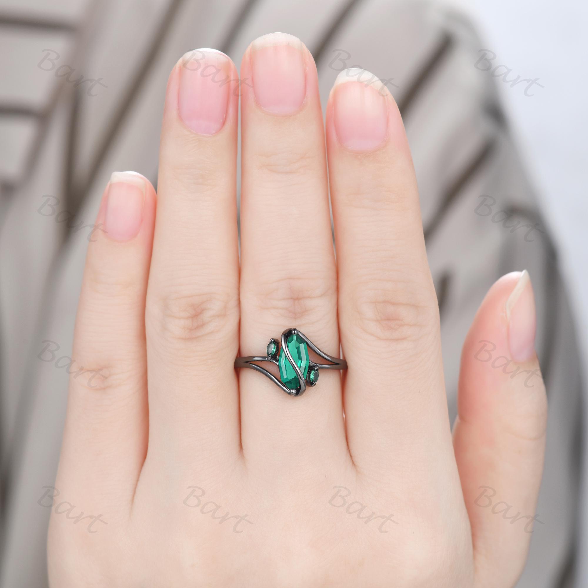 マーキスエメラルドバイパスリング：ブラックゴールドゴシック