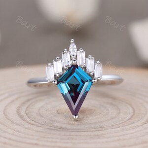 Kite Cut Lab alexandriet verlovingsring vintage blauwe alexandriet baguette moissaniet trouwring mesrand statement ring witgoud