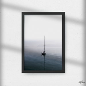 Bootkunst, humeurige zeilbootafdruk, decor meerhuis, minimalistische oceaanafdruk, oceaanwater, zeeafdrukken, nautisch wanddecor, badkamerdecor