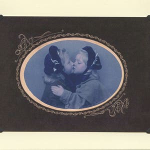 Chicas Primer Beso: Vintage LGBTQ + Tarjeta - novias de la infancia, saliendo, novias, chicas primer beso, amor joven, abrigo y sombrero poke