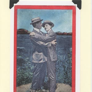 Lake Hug: Vintage LGBTQ + tarjeta - tarjeta de San Valentín gay, tarjeta de maridos recién casados, tarjeta de recuerdo gaycation, tarjeta de boda gay de verano, foto ca 1900