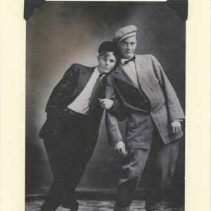 Lean On Me: Vintage LGBTQ+ Card - karta na ślub gejowski, karta z okazji najlepszych przyjaciół, karta z okazji gejowskiego chłopaka, tutaj dla ciebie, karta z okazji braci, karta z wyrazami wsparcia