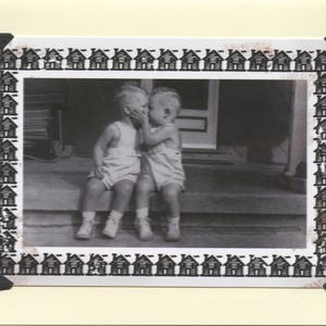 Primeiro Beijo: Cartão Vintage LGBTQ+ - cartão de primeiro amor, namorados de infância, cartão de amor jovem, cartão de aniversário de irmãos gêmeos,