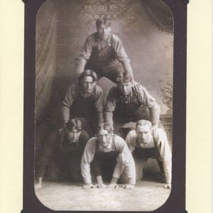 Pyramid Pals: vintage lgbtq + kaart - poly gay valentine, circus handen acrobaten foto, mannelijke cheerleaders kaart, vrienden groep kaart