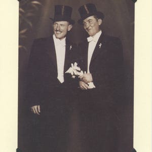 Sombreros superiores: Vintage LGBTQ + tarjeta - elegante tarjeta gay de Año Nuevo, tarjeta de compromiso gay, tarjeta de boda gay, dos maridos gay, sombreros de la parte superior y colas