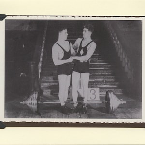 Elevadores afectuosos: Vintage LGBTQ + Tarjeta - tarjeta de levantamiento de pesas, entrenamiento de fuerza, tarjeta de atletas gay, tarjeta de culturismo, estudiante atelete