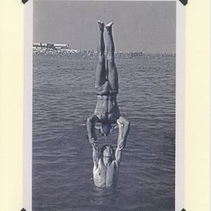 Deportes acuáticos: Tarjeta VINTAGE LGBTQ + - tarjeta de dos novios gays, tarjeta de día de playa gay, foto de soportes de agua, tarjeta del equipo de natación, natación sincronizada