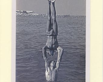 Wassersport: Vintage LGBTQ + Karte - zwei homosexuell Freunde Karte, Homosexuell Strand Tag Karte, Wasser-Handstände Foto, Schwimmen Team-Karte, synchronisiertschwimmen