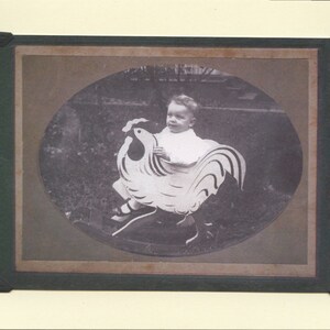 Ride Him: Vintage LGBTQ+ Karte - Babykarte zum ersten Geburtstag, Eostre Karte, Osterkarte, Ostara, antikes Babyfoto, Kinderhühner Rocker