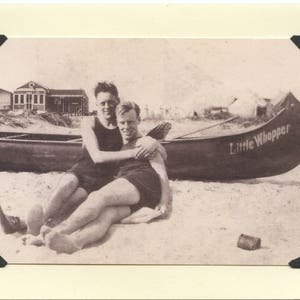 Little Whopper: cartão LGBTQ+ vintage - dia de praia do namorado, canoa na casa de verão, canoa de madeira, cartão de lua de mel gay, cartão de férias gay